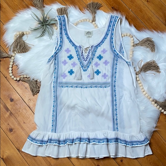 Ariat Tops - 💙 Ariat NWT sleeveless tunic white and blue
